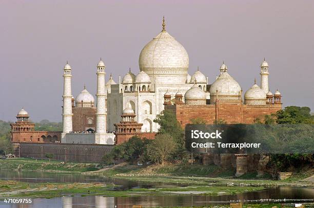 Photo libre de droit de Taj Mahal Au Coucher Du Soleil banque d'images et plus d'images libres de droit de Richesse - Richesse, Site classé au patrimoine mondial de l'UNESCO, Agra