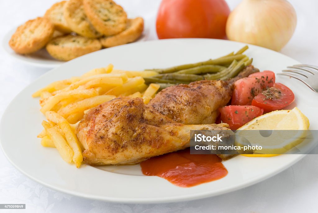 Gegrilltes Hühnerfleisch Beine mit asparagud, Bratkartoffeln - Lizenzfrei Backen Stock-Foto