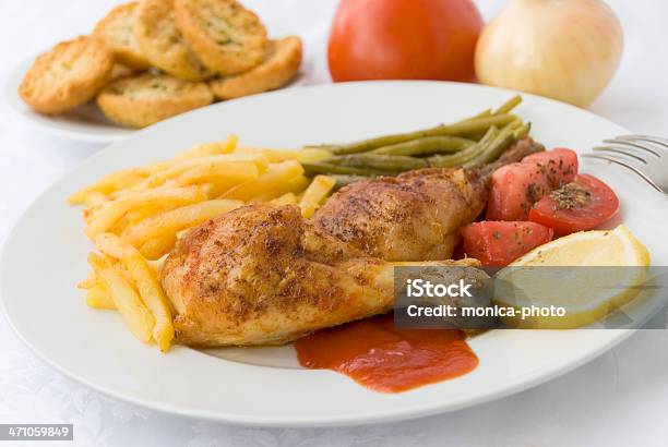 Photo libre de droit de Cuisses De Poulet Grillé Avec Asparagud Pommes De Terre Sautées banque d'images et plus d'images libres de droit de Ail - Légume à bulbe