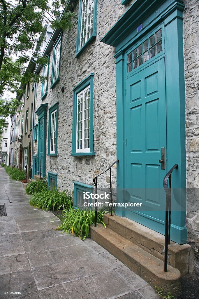 Old Stone House su strada - Foto stock royalty-free di Albero