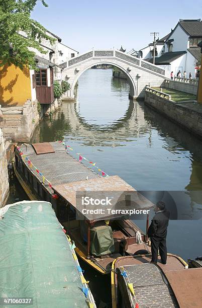 Photo libre de droit de Péniches Sur Le Canal banque d'images et plus d'images libres de droit de Adulte - Adulte, Antique, Architecture