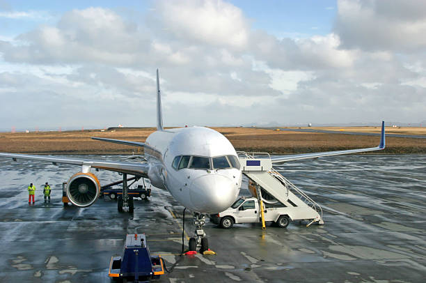 jetliner su asfalto bagnato - runway airport sky wet foto e immagini stock