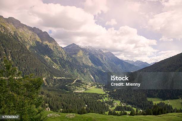 Alpes Suíços San Bernardino - Fotografias de stock e mais imagens de San Bernardino - Suíça - San Bernardino - Suíça, Montanha, Aldeia