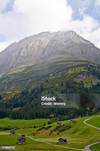 Alpes Suizos Cabañas Foto de stock y más banco de imágenes de Acantilado - Acantilado, Aire libre, Ajardinado