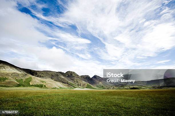 Foto de Bela Islândia Montanhas e mais fotos de stock de Beleza - Beleza, Beleza natural - Natureza, Brilhante - Luminosidade