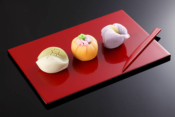 japonesa tradicional bolo de confeitaria "wagashi" em um prato - eating utensil silverware four objects small group of objects - fotografias e filmes do acervo