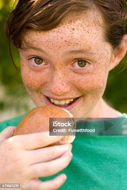 Девочка Ест Пончик Junk Food — стоковые фотографии и другие картинки 10-11 лет - 10-11 лет, Бунтарство, Вертикальный