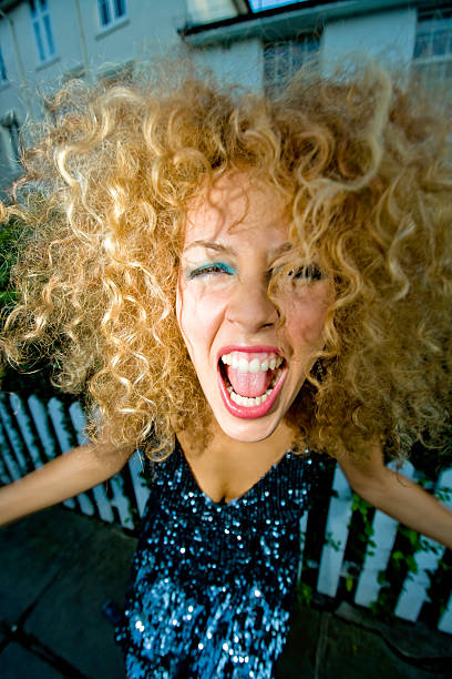 crazy crier - blond hair women curly hair make up photos et images de collection