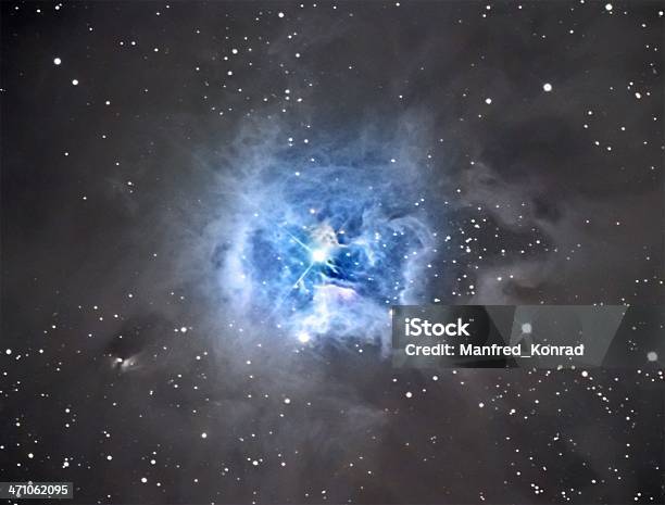 Plano Aproximado Da Íris Nebulosa - Fotografias de stock e mais imagens de Astronomia - Astronomia, Azul, Campo de estrelas