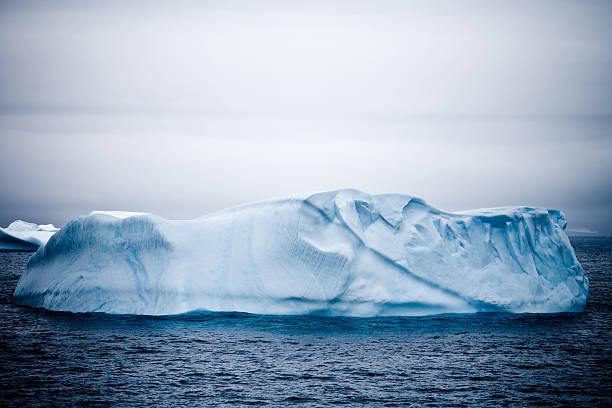 lonely 南極氷山 - uncultivated snow ice antarctica ストックフォトと画像