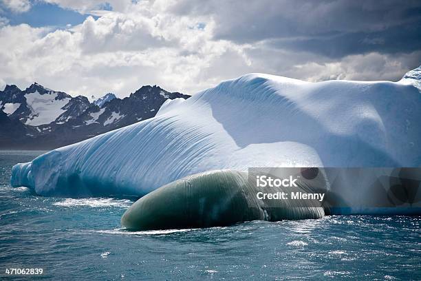 Hermoso Iceberg Foto de stock y más banco de imágenes de Agua - Agua, Agua helada, Aire libre