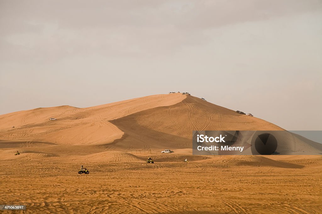 Corrida de bicicleta de quatro lugares nas dunas do deserto Emirados Árabes Unidos - Foto de stock de Carro royalty-free