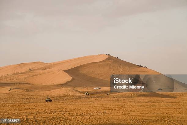 Foto de Corrida De Bicicleta De Quatro Lugares Nas Dunas Do Deserto Emirados Árabes Unidos e mais fotos de stock de Carro