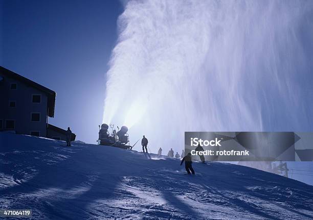 Foto de Resort De Esqui Tamanho De Imagem Xxl e mais fotos de stock de Contraluz - Contraluz, Destino turístico, Esqui - Esqui e snowboard