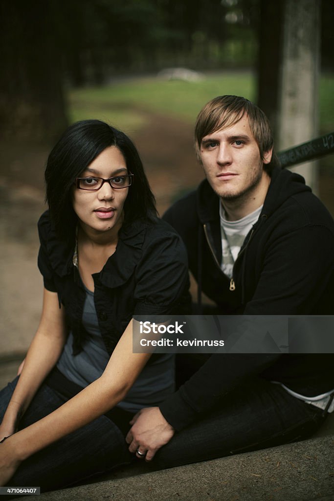 포근함 젊은 다학제 인종적 커플입니다 함께 야��외 - 로열티 프리 가을 스톡 사진