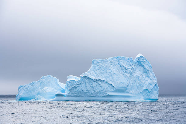 iceberg branco - rough antarctica wintry landscape south pole - fotografias e filmes do acervo
