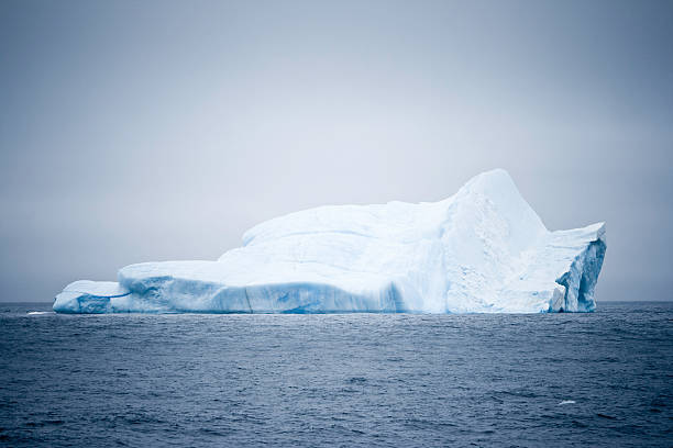 iceberg oceano atlantico di sud - rough antarctica wintry landscape south pole foto e immagini stock