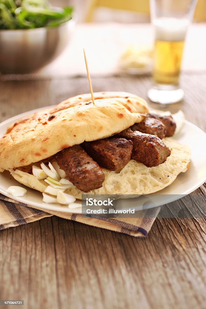 Bolas de carne de res con cebolla de verdeo y pan tostado - Foto de stock de Alimento libre de derechos