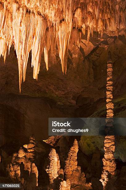 Candelabro E Totem Pole De Carlsbad Caverns - Fotografias de stock e mais imagens de Estalactite - Estalactite, Estalagmite, Parque nacional de Carlsbad Caverns
