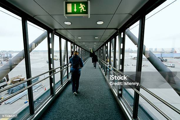 Photo libre de droit de Porte Doigt Daccueil À Laéroport banque d'images et plus d'images libres de droit de Activité - Activité, Activité physique, Adulte