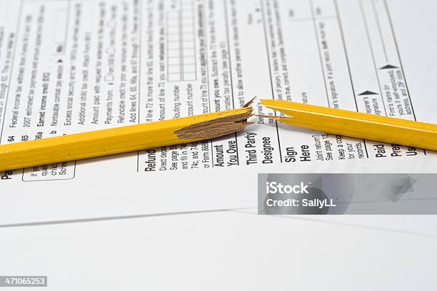Tax Form Mit Gebrochenen Bleistift Auf Betrag Schuldet Stockfoto und mehr Bilder von Bleistift