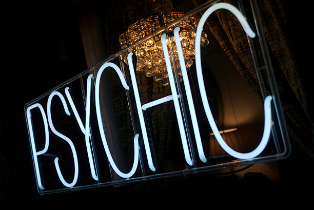 знак psychic в белый неон с chandellier - fortune telling paranormal neon light prophet стоковые фото и изображения