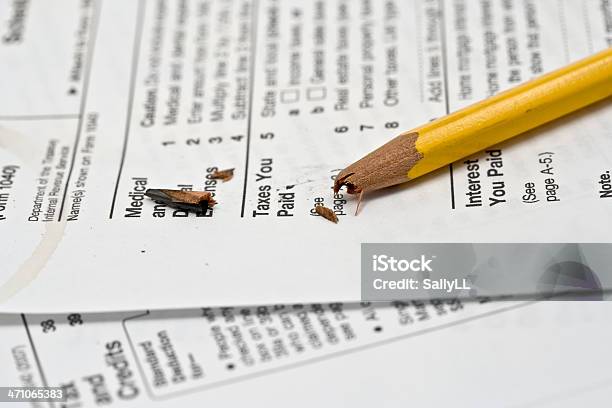 Nahaufnahme Von Einem Gebrochenen Bleistift Auf Steuern Sie Bezahlt Stockfoto und mehr Bilder von Am Rand
