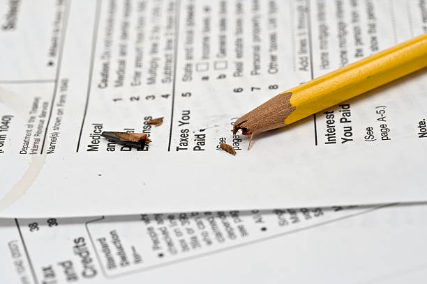 close-up de quebra de lápis em "impostos pagos" - problems pencil broken tax form - fotografias e filmes do acervo