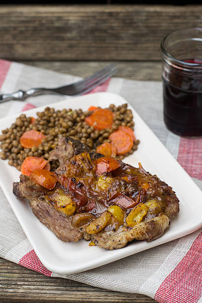 bistecas de porco com tomate em cima com lentilhas e cenouras - pork chop fine dining wine - fotografias e filmes do acervo