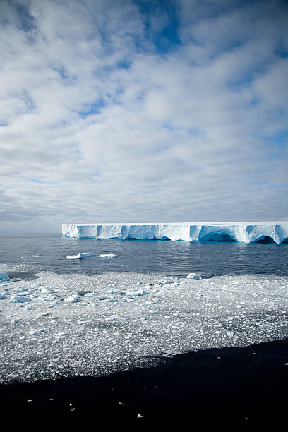 derretimento de gelo-aquecimento global antártica - rough antarctica wintry landscape south pole - fotografias e filmes do acervo
