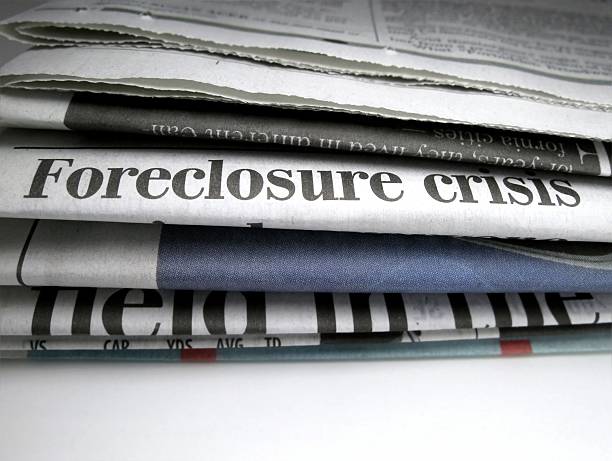 execução hipotecária - bankruptcy foreclosure foreclose newspaper imagens e fotografias de stock