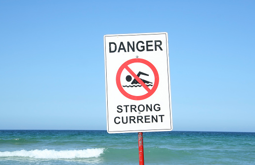 Señal de advertencia en la playa photo