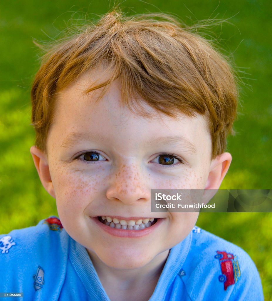 Lächelnd Redhead. Sommersprosse Gesicht Happy Boy im Schlafanzug - Lizenzfrei 4-5 Jahre Stock-Foto