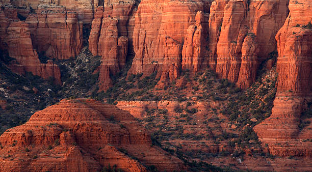 splendido rosso formazioni rocciose di sedona - sedona arizona tourist resort vortex foto e immagini stock