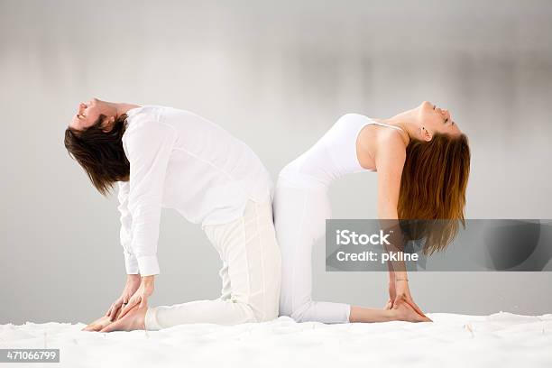 Foto de Casal Fazendo Yoga Postura Do Camelo Na Neve e mais fotos de stock de 20 Anos - 20 Anos, Adulto, Amor