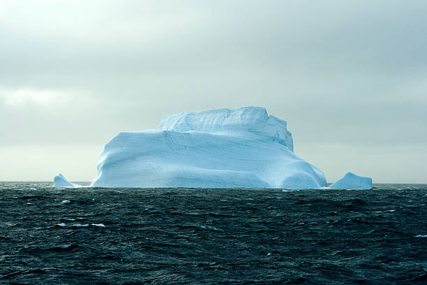 iceberg - rough antarctica wintry landscape south pole foto e immagini stock