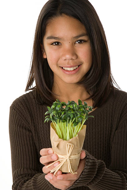 предварительно подростков teen заботится об окружающей среде - north american tribal culture environment child plant стоковые фото и изображения