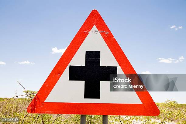 Peligro Cruce La Calle Camino Adelante Signo Serie Xii Foto de stock y más banco de imágenes de Alerta