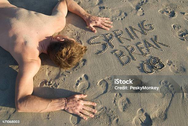 Hombre Joven Vacaciones De Primavera Resaca Foto de stock y más banco de imágenes de Hombres - Hombres, Sin camisa, Universidad