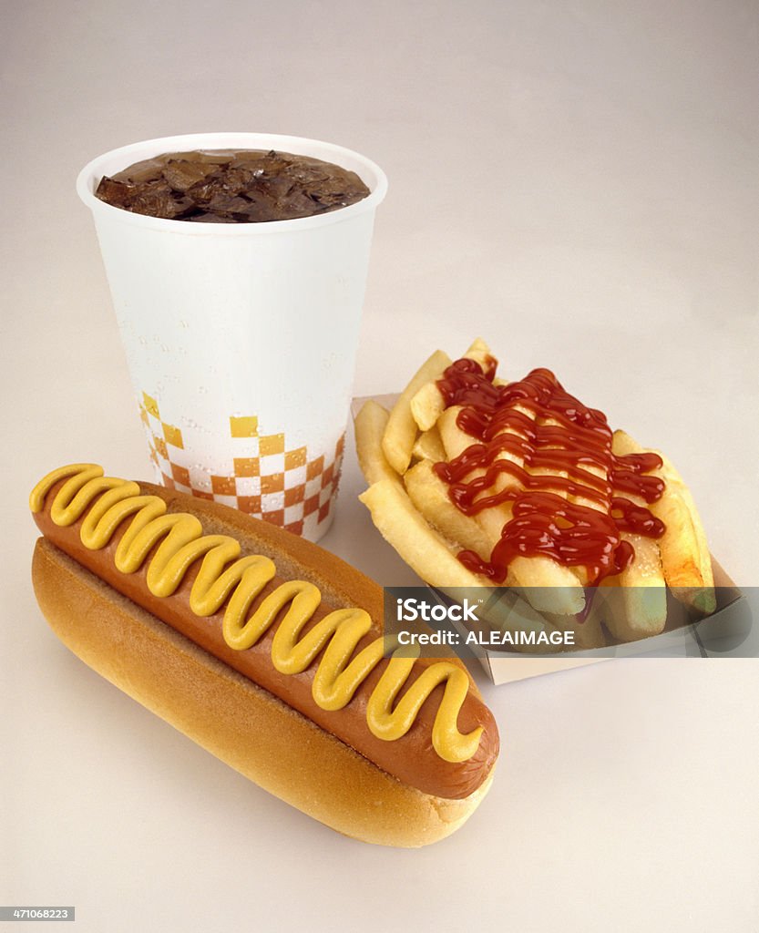 Hot dog, pij i frytki - Zbiór zdjęć royalty-free (Hot dog)