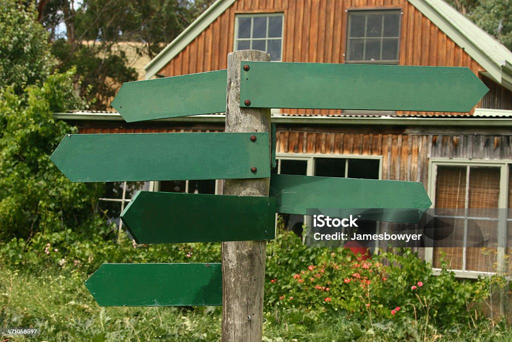 Vecchia insegna in legno - Foto stock royalty-free di Arrugginito