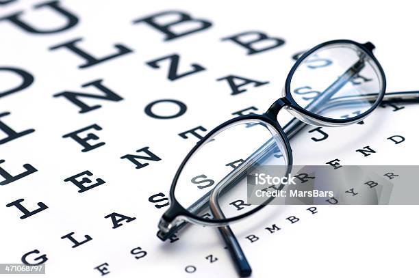 Óculos E Eyechart - Fotografias de stock e mais imagens de Quadro de Teste de Visão - Quadro de Teste de Visão, Optometrista, Óculos