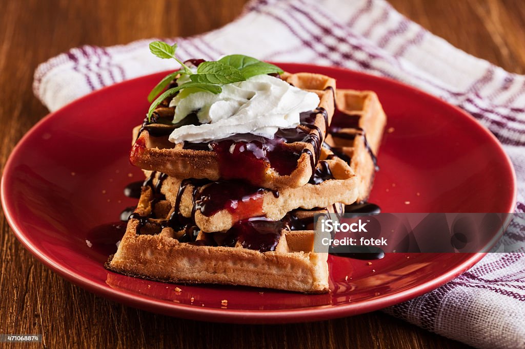 Waffles con salsa de chocolate, crema batida y confiture - Foto de stock de 2015 libre de derechos