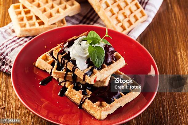 Waffles Con Salsa De Chocolate Crema Batida Y Confiture Foto de stock y más banco de imágenes de Gofre