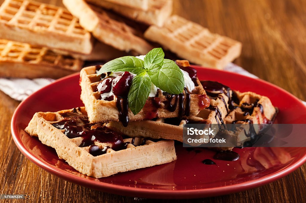 Waffles con salsa de chocolate, crema batida y confiture - Foto de stock de 2015 libre de derechos
