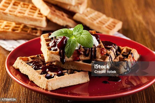 Waffles Con Salsa De Chocolate Crema Batida Y Confiture Foto de stock y más banco de imágenes de 2015
