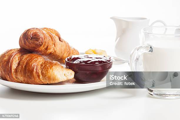 Medialunas Con Mantequilla Fresca Y De Un Vaso De Leche Foto de stock y más banco de imágenes de 2015