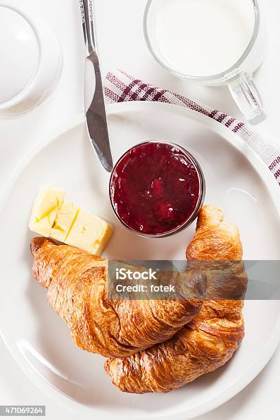 Medialunas Con Mantequilla Fresca Y De Un Vaso De Leche Foto de stock y más banco de imágenes de 2015