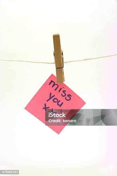 ピンク Postit Miss を Xx で開催されるペグ付き - Miss Youのストックフォトや画像を多数ご用意 - Miss You, ひらめき, やることリスト