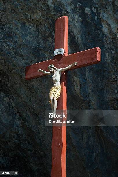 Foto de Estátua De Jesus Crucified Da Cruz Vermelha e mais fotos de stock de Conceito - Conceito, Cristianismo, Crucifixo